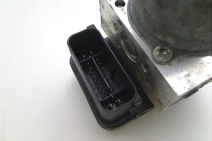 Cipratan air masuk melalui celah soket di modul ABS