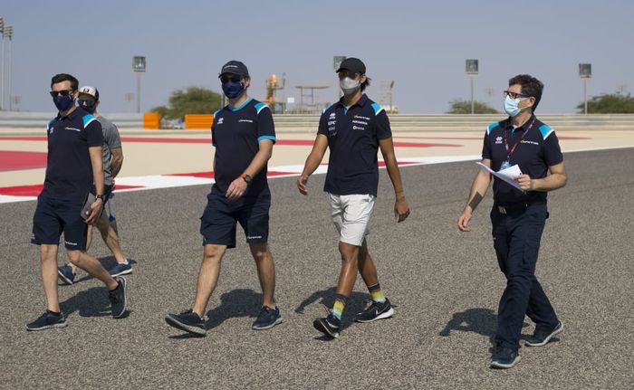 Sean Gelael (kedua dari kanan) bersama kru tim DAMS melakukan track walk di sirkuit Bahrain hari Kamis (26/11/2020)
