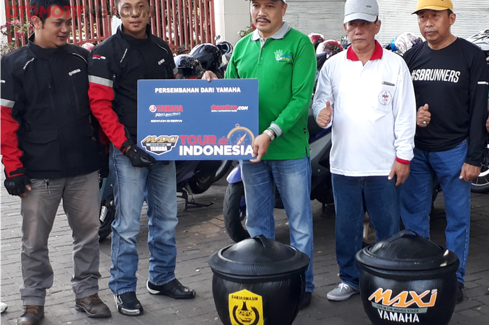 Penyerahan secara simbolis di kegiatan CSR MAXI YAMAHA Tour de Indonesia etape Balikpapan-Banjarmasi