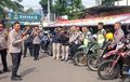 Jalur Sulit Ditembus, Petugas Gunakan Motor Trail Distribusikan Bantuan Korban Gempa Cianjur