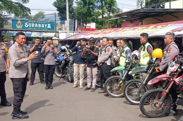 Petugas menggunakan motor trail untuk mendistribukan bantuan