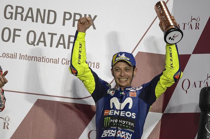 Valentino Rossi yang kini berusia 39 tahun, masih bisa naik podium seperti dilakukannya di MotoGP Qatar 2018