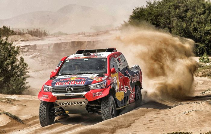 Nasser Al-Attiyah terus menjaga jarak dari pereli tim Peugeot