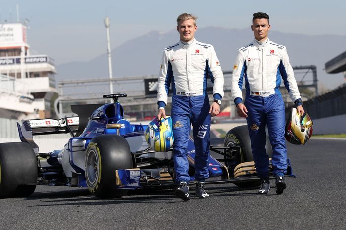 Tahun depan Pascal Wehrlein (kanan) tidak akan lagi berdut dengan Marcus Ericsson seperti pada musim 2017 ini