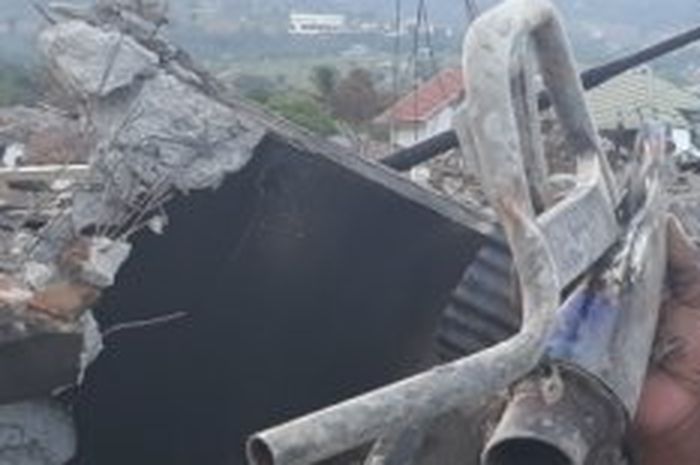 Sisa knalpot dan setang modifikasi motor yang ditemukan di puing-puing bencana Palu