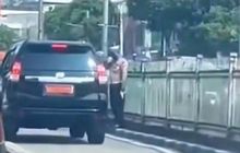 Mobil Dinas Terobos Jalur Transjakarta Dapat Hormat Dari 2 Polisi, Dirlantas Bilang begini