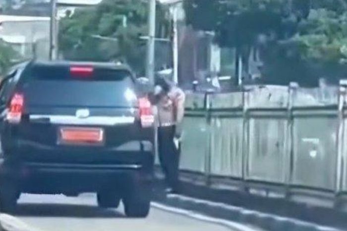 Viral mobil dinas masuk jalur transjakarta, aksi dua polisi beri hormat bikin heran