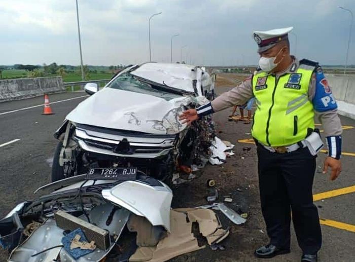 Kepolisian setempat di lokasi kecelakaan Mitsubishi Pajero Sport milik artis Vanessa Angel.