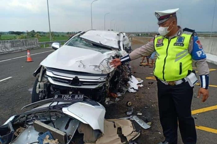 Kepolisian setempat di lokasi kecelakaan Mitsubishi Pajero Sport milik artis Vanessa Angel