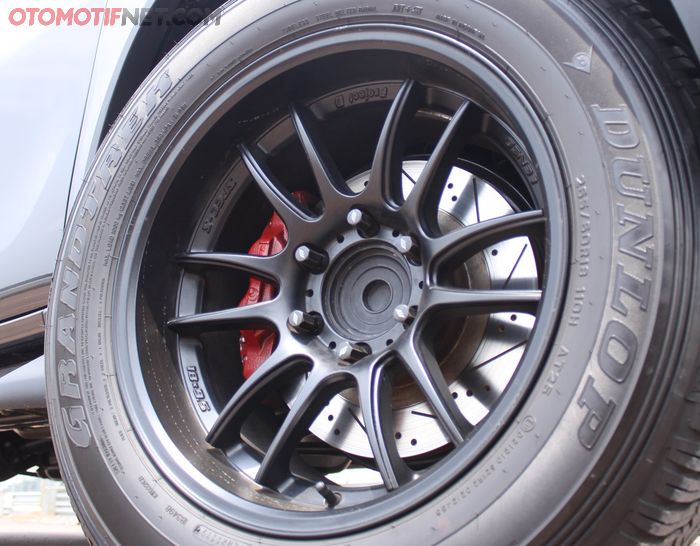 Pelek Lenso Project D 18x9,5 inci dan ban Dunlop Grandtrek ukuran 265/60R18 di Fortuner VRZ