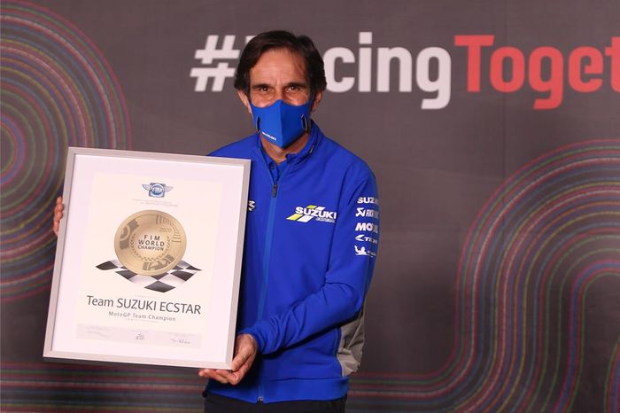 Davide Brivio saat menerima penghargaan dari FIM untuk gelar juara tim yang diraih Suzuki di MotoGP 2020