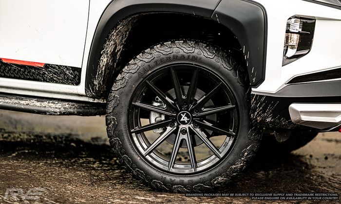 Modifikasi Mitsubishi Triton pakai pelek EVR dan ban Black Bear All Terrain