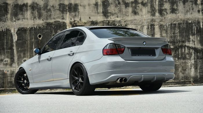 Tampilan belakang BMW E90 berkelir Nardo Grey