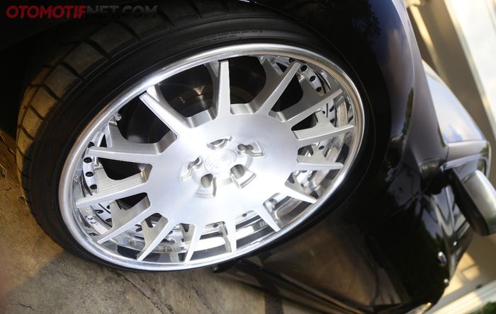 Satu set velg Avantgarde Wheels atau biasa dikenal dengan AG Wheels dipilihkan untuk menghuni ruang fender 300C