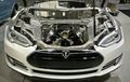 Tesla Model S Ini Tetap Butuh Bensin, Kap Mesin Dibuka Bikin Ngeri