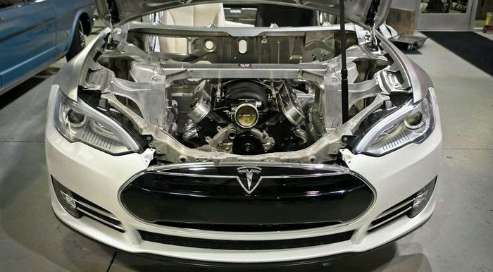 Mesin milik Chevy Camaro memenuhi kap mesin Tesla Model S
