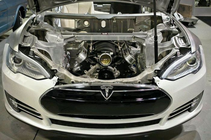 Mesin milik Chevy Camaro memenuhi kap mesin Tesla Model S