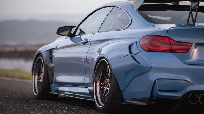 BMW M4 makin gambot didukung over fender