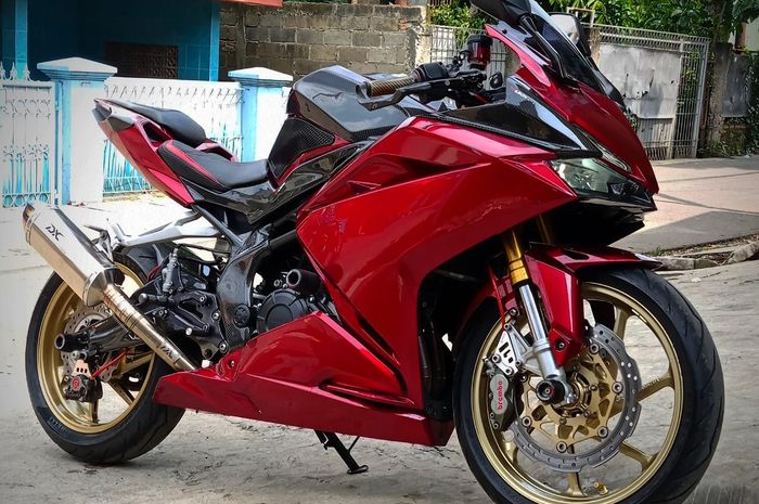 Honda CBR250RR aslinya masih pakai kaliper tipe axial, tapi bisa ganti pakai radial tapi tetap OEM