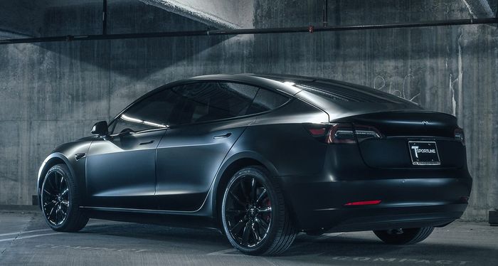 Tesla Model 3 pakai kelir hitam doff