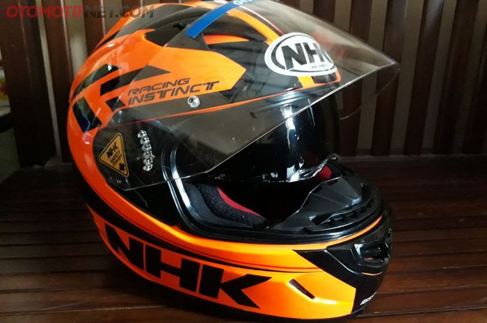 Ilustrasi helm dengan fitur double visor