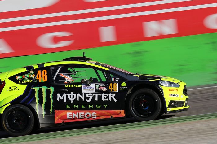 Valentino Rossi bukan pembalap MotoGP satu-satunya yang tampil di Monza Rally Show 2017