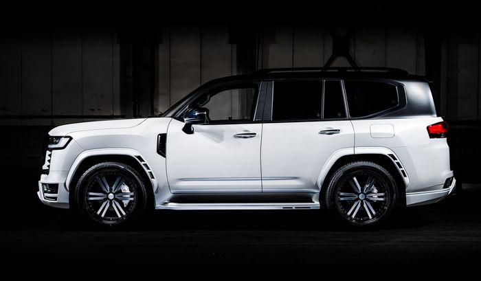 Tampilan samping modifikasi Toyota Land Cruiser 300 lebih sporty