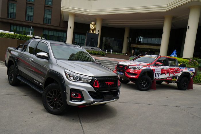 Dua Toyota Hilux yang dimodifikasi dengan gaya rally