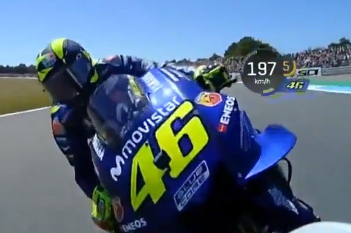 Detik-detik saat Valentino Rossi menabrak bagian belakang motor Jorge Lorenzo