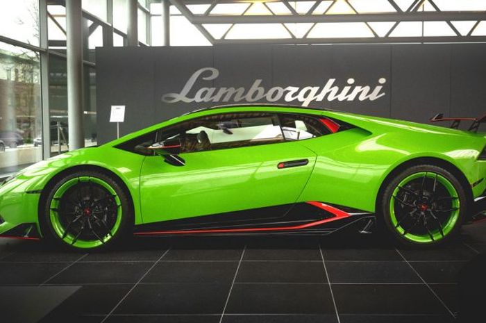 Lamborghini Huracan ldisiram cat dengan warna hijau muda metalik
