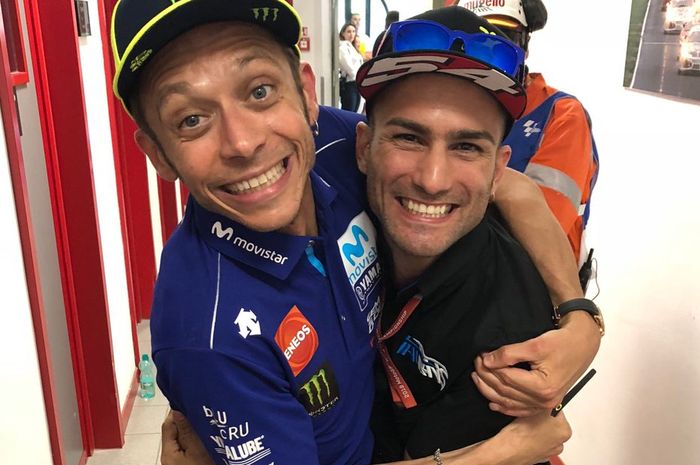 Valentino Rossi berbagi kebahagiaan dengan pembalap Moto2 yang juga rekan senegaranya Mattia Pasini, mereka sama-sama raih pole position MotoGP Italia