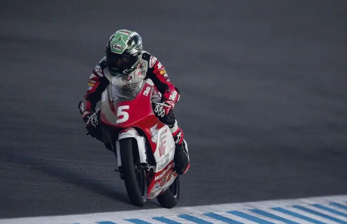 Menggunakan Honda NSF250R, Veda Ega Pratama start di posisi 6 di race pertama (30/09) dan bisa langsung menusuk ke barisan depan hingga mampu finish di posisi pertama.