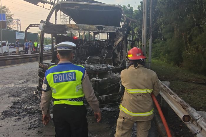 Sebuah bus Damri dengan nomor polisi B 7924 TGA mengalami kebakaran hebat di kanalisasi arah Cikampek, menjelang portal MBZ dari Tanjung Priok