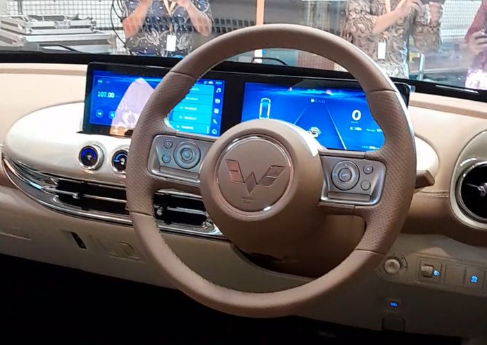 Tampilan interior Wuling New BinguoEV di Pabrik Wuling, Cikarang Jawa Barat.