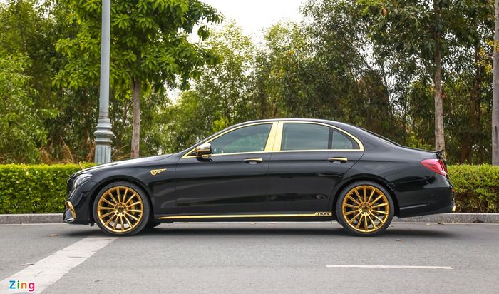 Tampilan samping Mercedes-Benz E 300 AMG berlapis emas