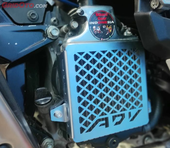 Cover radiator custom Honda ADV 150 ketika terpasang.