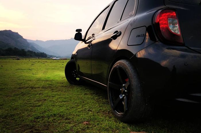 Pelek model racing palang 5 yang juga diberi finishing warna hitam.