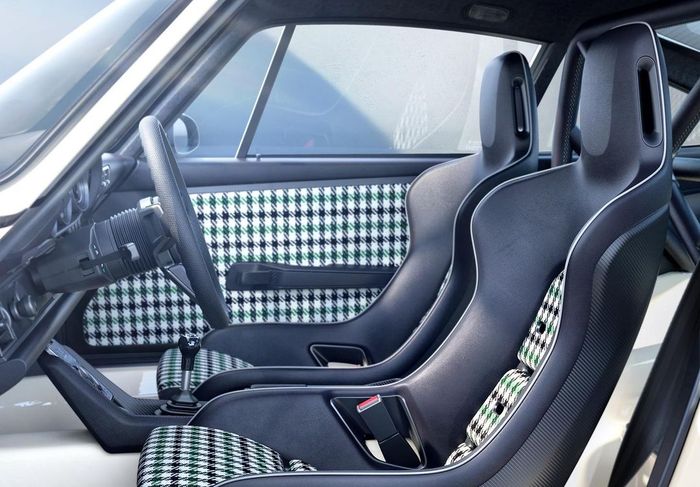 Tampilan kabin pada Porsche 911 klasik yang diperbarui oleh desain kendaraan Singer