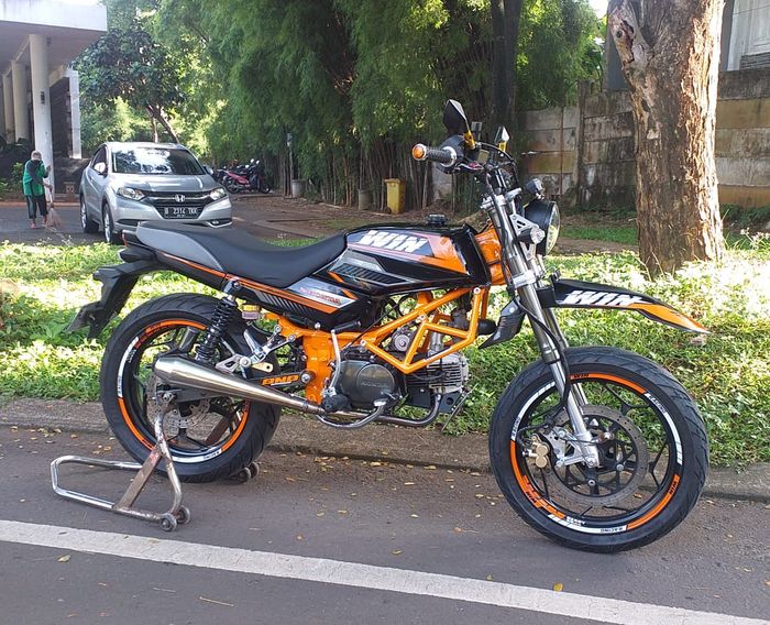 Modifikasi motor Honda Win ubah tampang ala supermoto KTM.
