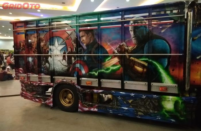 Sisi kiri truk ini pakai gambar Tanos dan Captain America