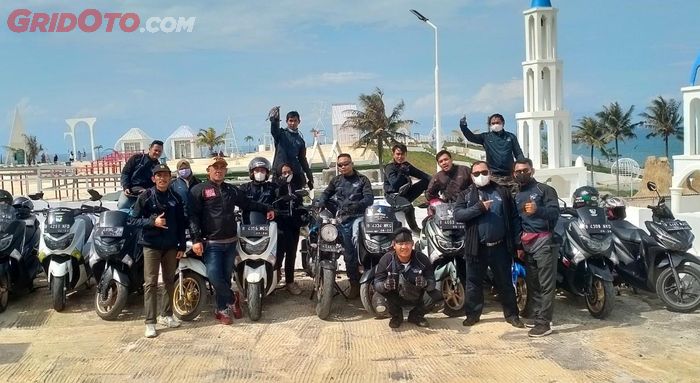 komunitas motor Plagad Pleged Racing Team (P2RT) adakan touring ke wisata Pantai Karang Potong yang berada di Cianjur, Jawa Barat.
