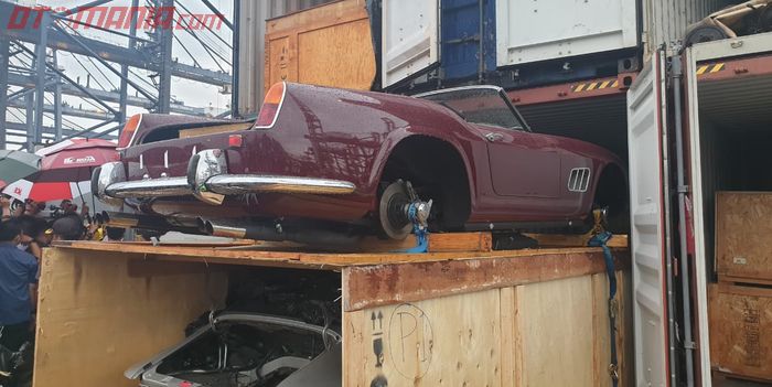 Penggagalan penyelundupan. Bodi mobil langka diduga Ferrari 250 GTE cabrio di terminal peti kemas Tanjung Priok, Jakarta (17/12/2019)