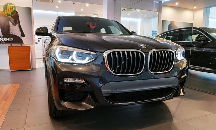 Tampak Depan BMW X4 Dengan Trim M Sport X