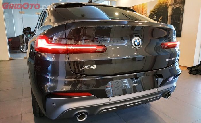Tampak Belakang BMW X4 M Sport X Terbaru yang Siap Dikirim ke Konsumen di Indonesia