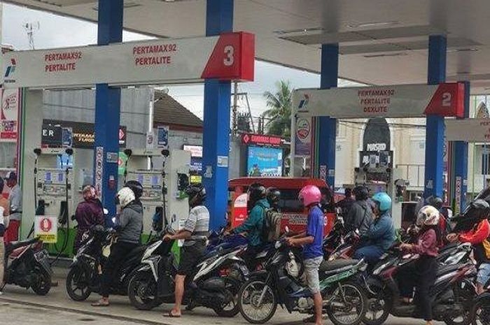 Hindari antrean panjang, motor biasa diisi Pertalite diganti jadi Pertamax, ini dampaknya.