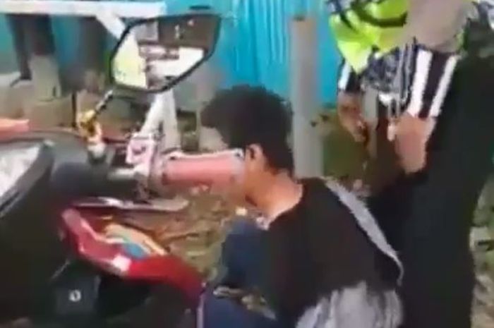 Remaja diamankan polisi lantaran memukul polisi saat akan ditilang