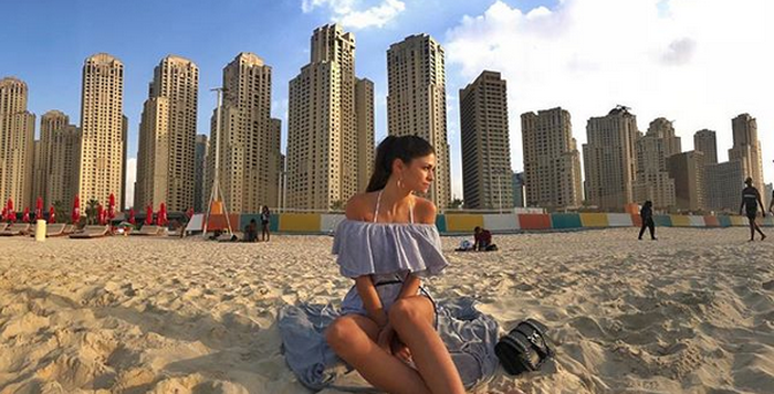 Sebagai seorang model, Linda Morselli juga mamerkan pakaian yang dipakainya seperti saat dia berada di sebuah pantai di Dubai, Uni Emirat Arab