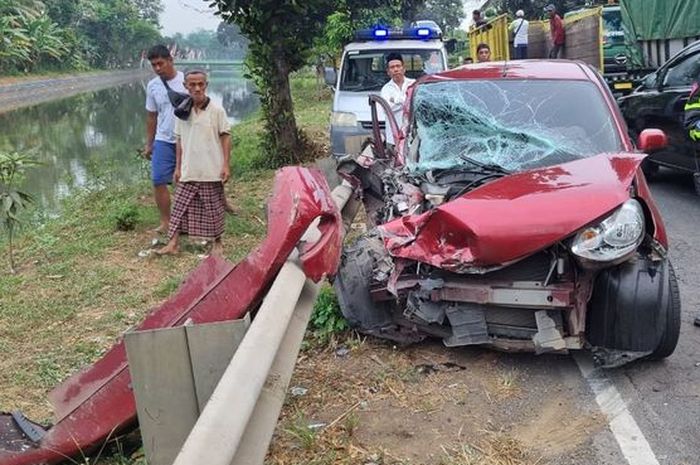 Nissan march bibir rontok usai terjang kendaraan berbodi bongsor di Lumajang. Petaka ambil lajur kanan