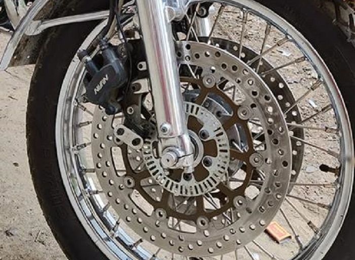 Double disc brake dari Brembo dan kaliper Nissin milik Honda CBR650F