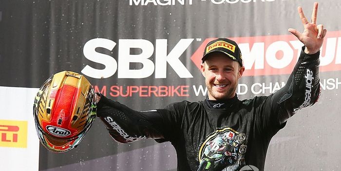 Jonathan Rea berpose dengan jari tangan menunjukkan angka 3 sebagai lambang 3 kali juara